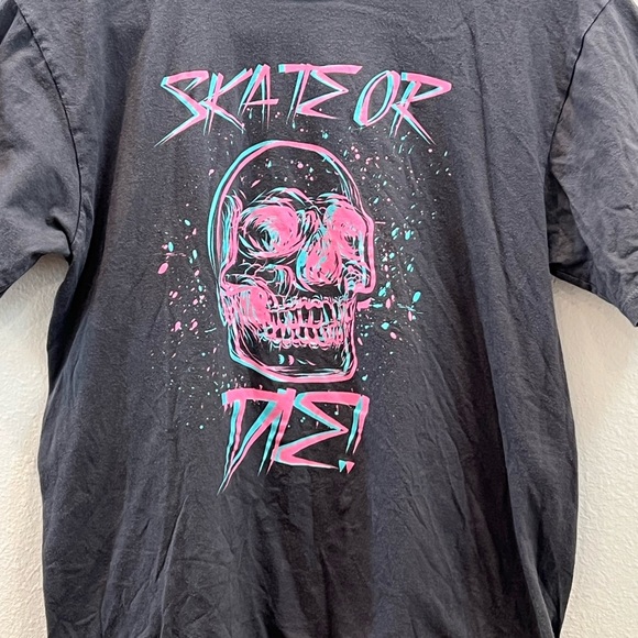 Black Graphic Tee with Skull Design Size Medium - Picture 4 of 7